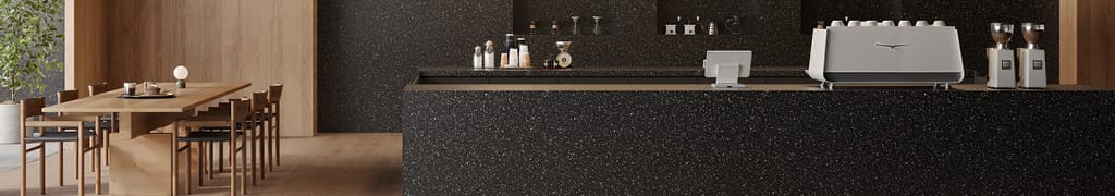 Koffiebar gemaakt van een zwart terrazzo HIMACS decor met witte spikkels