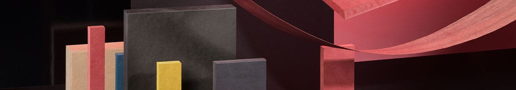 Moodboard met diverse platen gekleurd MDF in door-en-door zwart, rood, geel en blauw