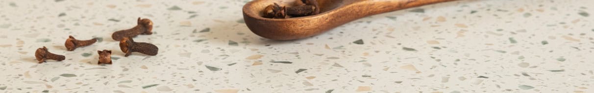 SolidTrends beige terrazzo decor met groene en gele spikkels op een groen keukenkastje